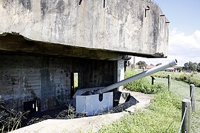 Überreste eines QF-4,7″-Geschützes, das auf den Brisbane River ausgerichtet war, im Kanonenturm Nr. 4