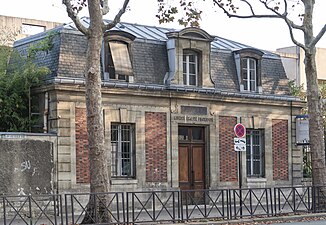 Pavillon à l'entrée de l'hôpital Sainte-Périne.