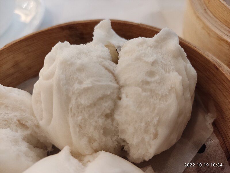 File:HK SW 上環 Sheung Wan 星月樓 Sky Cuisine Chinese Restaurant breakfast steamed food dim sum 叉燒包 Char Siu Bao October 2022 Px3 04.jpg