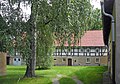 Wohnstallhaus, Seitengebäude (mit offenem Scheunenanbau), Stallgebäude und Scheune eines Vierseithofes