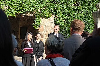 Friedenbotschafterinnen Aso Kokora (Nagasaki, am Mikrofon) und Hamasaki Fuko (Hiroshima, rechts neben ihr) halten eine Ansprache in der Aegidienkirche (2014)[73][74]