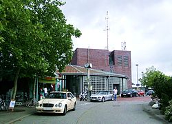 Vorplatz und Bahnhofsgebäude