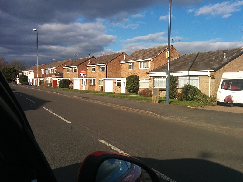 File:Houses in Stenson Fields.jpg