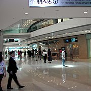 Varias tiendas y un cine dentro del centro comercial