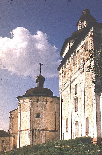 File:Inside the walls of Kirillo-Belosersky monastery.jpg