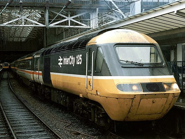 An InterCity 125 about to depart Manchester Piccadilly in 1986