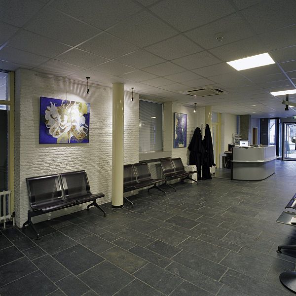 File:Interieur, overzicht van de hal met balie - Hilversum - 20389409 - RCE.jpg