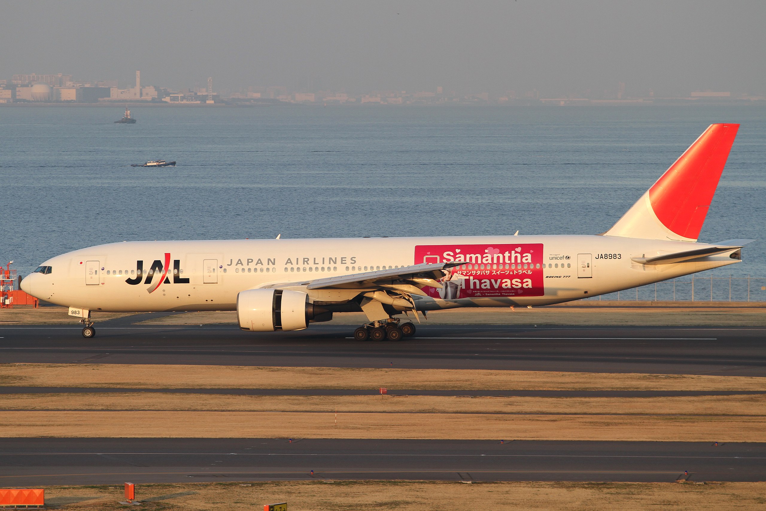 File:JAL B777-200(JA8983) (5478939174).jpg - Wikimedia Commons