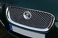 English: Close-up view of the grille on a 2008 Jaguar XF. Svenska: Närbild av kylargrillen på en Jaguar XF av 2008 års modell.