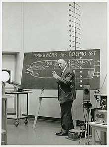 Jakob Ackeret (Professor und Leiter des Instituts für Aerodynamik an der ETH Zürich) stellt in einer Vorlesung das Triebwerk des Boeing SST vor (Zürich, Juli 1967)