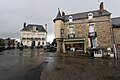 L'hôtel de ville et la maison à tourelle, dans la vieille ville.