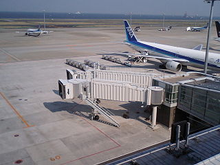 <span class="mw-page-title-main">Jet bridge</span> Enclosed movable bridge which extends from an airport terminal gate to an airplane