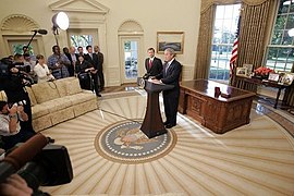 オーバルオフィスで記者会見を行う大統領（2005年）