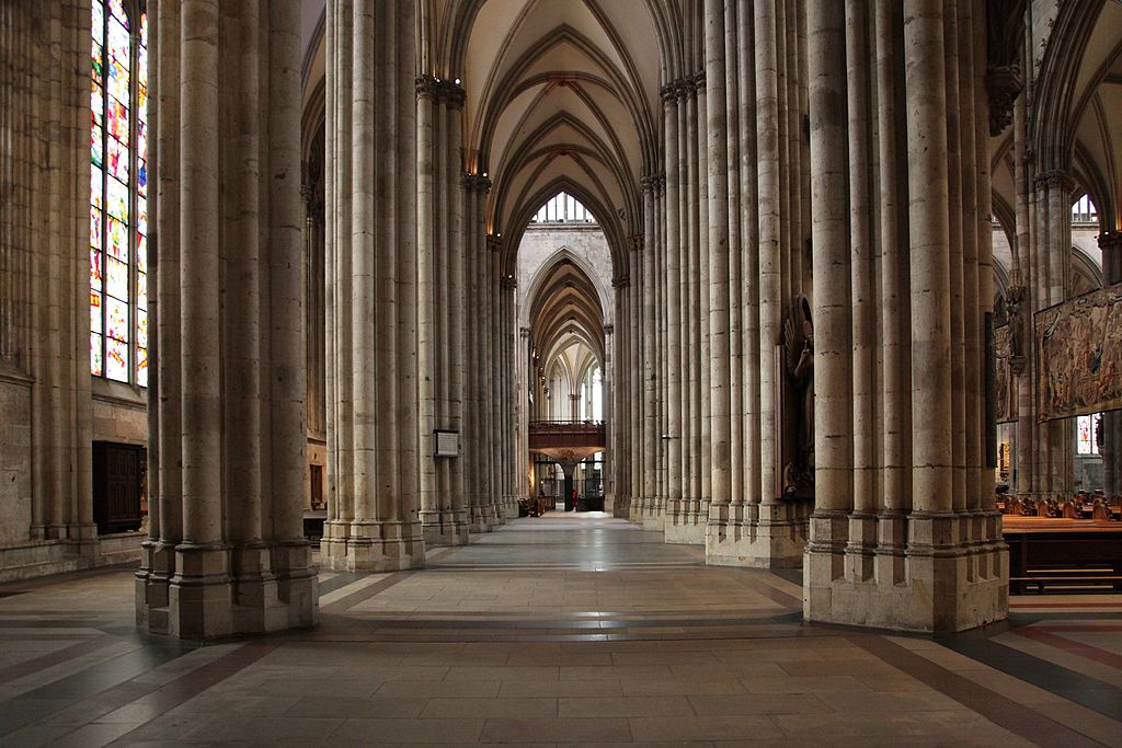 Kölner Dom innen: Blick ostwärts durch das nördliche Seitenschiff auf die Orgelempore