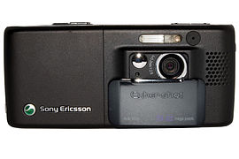 J'ai commencé la photo sur téléphone avec un Sony Ericsson K800i en juillet 2007. A survécu au ciment, au savon, à la vapeur, à la poussière, au gel, au four et aux chutes Mort au combat le 10/05/2011. ~6000 photos