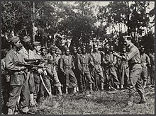 Soldiers of the Royal Netherlands East Indies Army in July 1945. The soldier on the right carries a Johnson rifle. KNIL. Een oefening met machingeweren in een opleidingskamp op Nieuw-Guinea, Bestanddeelnr 29013 013.jpg