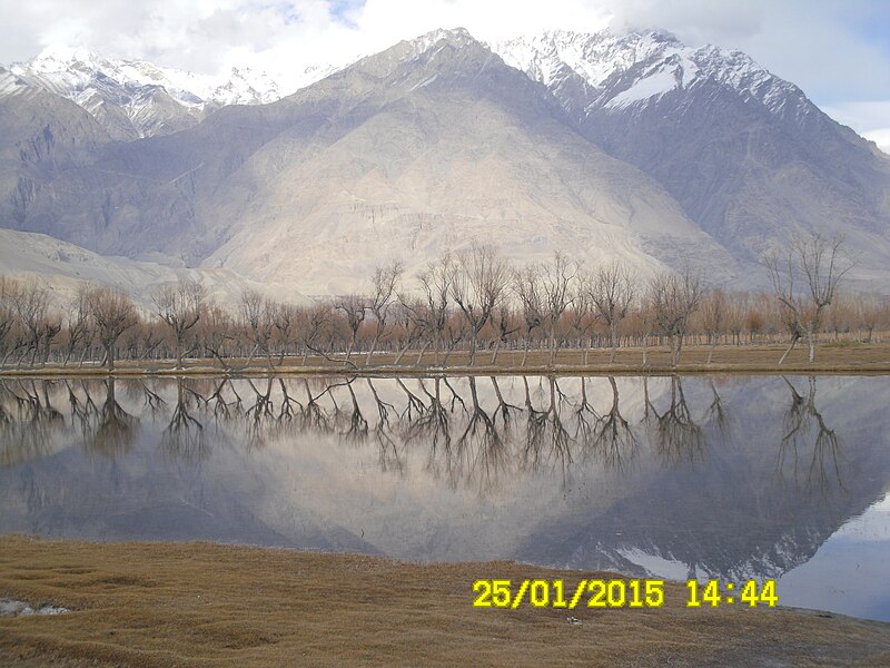 File:Kat panah beautiful lake.jpg