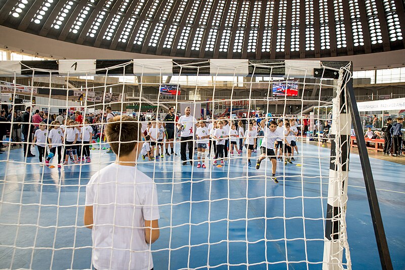 File:Kids playing Mini handball 02.jpg