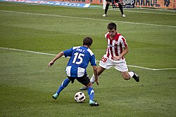 Jon Aurtenetxe (punavalkoisessa peliasussa) Primera División -debyytissään 28. elokuuta 2010. Vastassa toinen pääsarjadebytantti, Hérculesin Kiko Femenía.