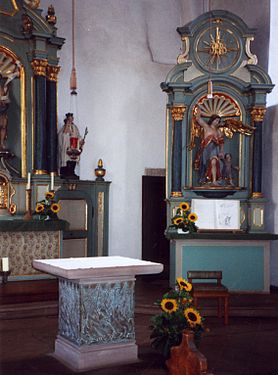 Altarraum mit Tür zur Sakristei. Über dieser ist die vermauerte Tür zum Obergeschoss des ehemaligen Burghauses sichtbar.