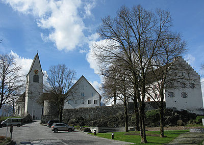 Церковна площа: церква, будинок священика (1600), офіс губернатора (1539)