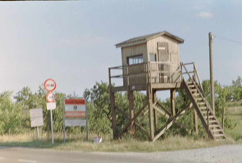 File:Kitsee Border Crossing.jpg