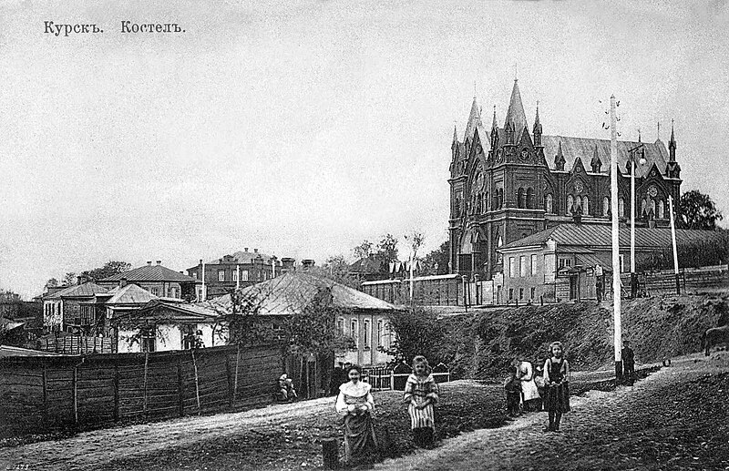 Bestand:Kursk Catholic Church in the beginning of the XX century (view from Nizhnyaya Gostinnaya street).jpg