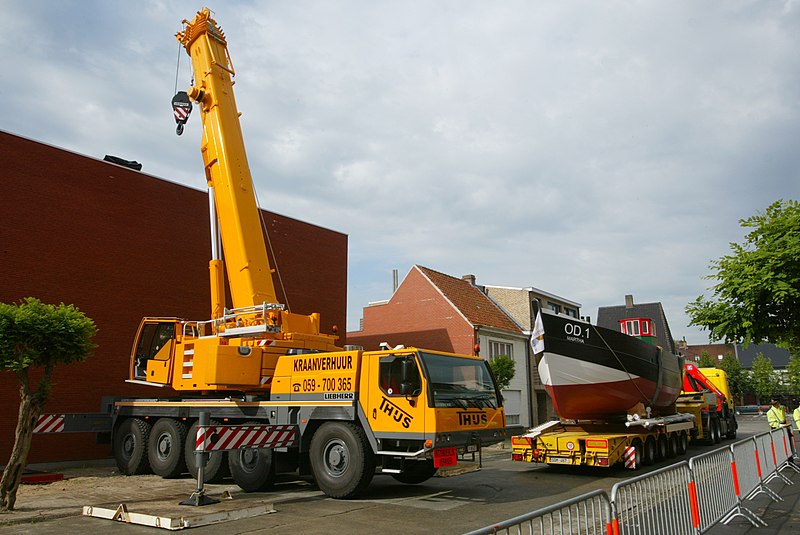 File:Kustvissersvaartuig OD.1 Martha wordt overgebracht naar het nieuwe Nationaal Visserijmuseum te Oostduinkerke - 373148 - onroerenderfgoed.jpg