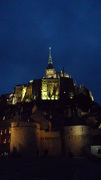 File:L'abbaye du Mont Saint Michel éclairée de nuit.JPG