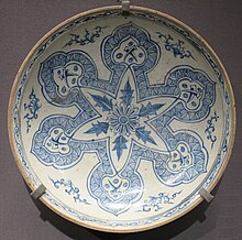 15th-century Vietnamese Chu Dau blue-white porcelain dish with Islamic geometric decorations. Large dish from Vietnam with arabesque design, 15th century, Tokyo National Museum.JPG