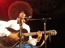 Hill performing in 2005 LaurynHill.jpg