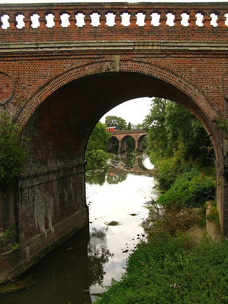 File:Leatherhead River Mole Bridge and River Mole Viaduct.jpg