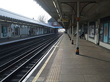 Eastbound platform looking west, with the curve towards the tunnel portal in the background. Leyton tube west.JPG