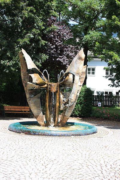 File:Lienz - Brunnen im Stadtpark.jpg