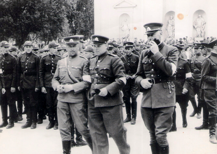 Литвански побуњеници (ЛАФ) и војници литванске војске на Катедралном тргу у Вилњусу након што је град ослобођен од Совјета