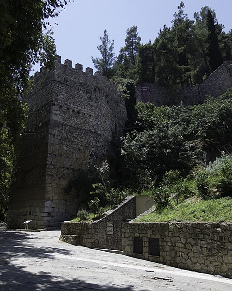 File:Livadeia castle wall from the side of the Herkyna river.jpg