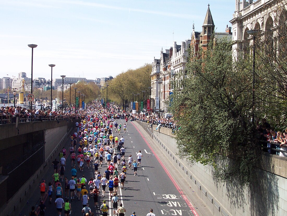 File:London Marathon 2005 at Blackfriars.jpg