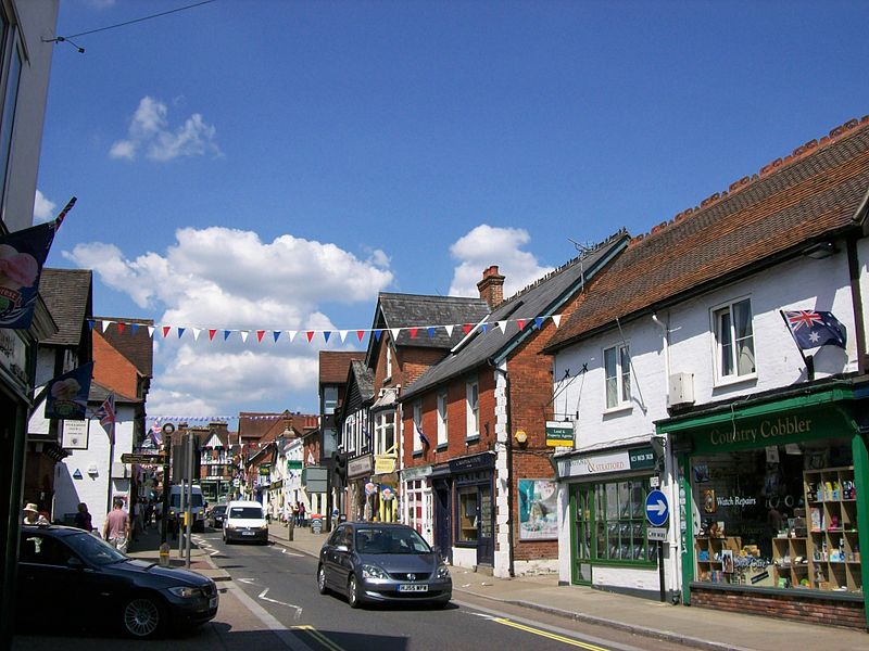 File:Lyndhurst High St 1.JPG