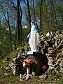 Polski: Młoszowa Castle - figurine in park