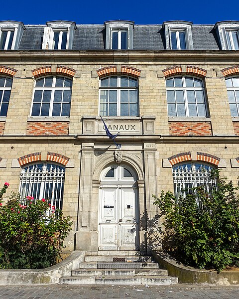 File:Maison des Canaux, Bassin de la Villette, Paris 2016.jpg