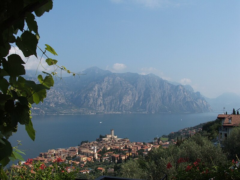 File:Malcesine and the castle.JPG