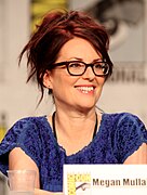 Megan Mullally interprète Lydia Dunfree.