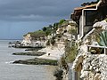 Français : Grottes de Matata, Meschers, Charente-Maritime, France. Vue vers les grottes de Régulus.