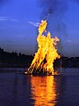 Feu de joie de Midsummer sur un ponton flottant en Finlande.