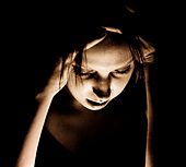 صورة مرأة تشكو من أعراض الصداع النصفي