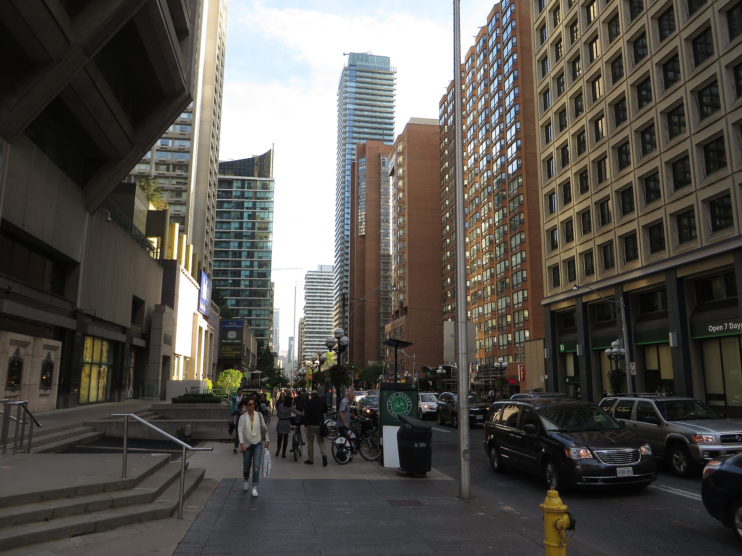 LOUIS VUITTON TORONTO HOLT RENFREW BLOOR ST - 50 Bloor Street West