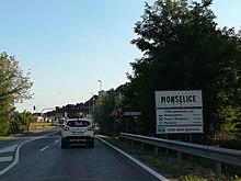 Schild am Eingang der Stadt mit der Liste der Städtepartnerschaften