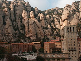 Вид на монастырь Монсеррат с гор