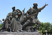 Fotografia do monumento aos Libertadores de Skopje