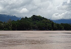 Le mont Phou Si depuis le Mékong.jpg